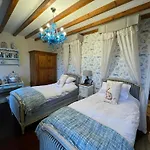 The Old Farm Of D' Hotes & Table D' Hotes Bed & Breakfast