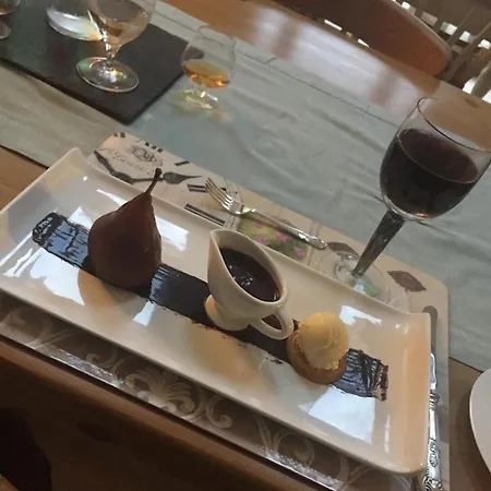 Nocleg ze śniadaniem The Old Farm Of D' Hotes & Table D' Hotes Amfreville (Manche)