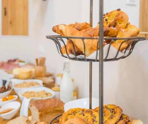 ベッド・アンド・ブレックファスト The Old Farm Of D' Hotes & Table D' Hotes *